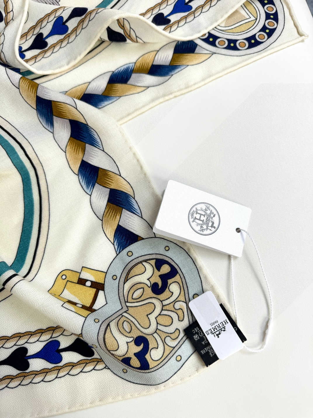   2024年专柜同步 Hermes【双面同色 顶级丝绒方巾140推荐💕顶级工艺超值‼️爱马仕专柜爆款🎁
