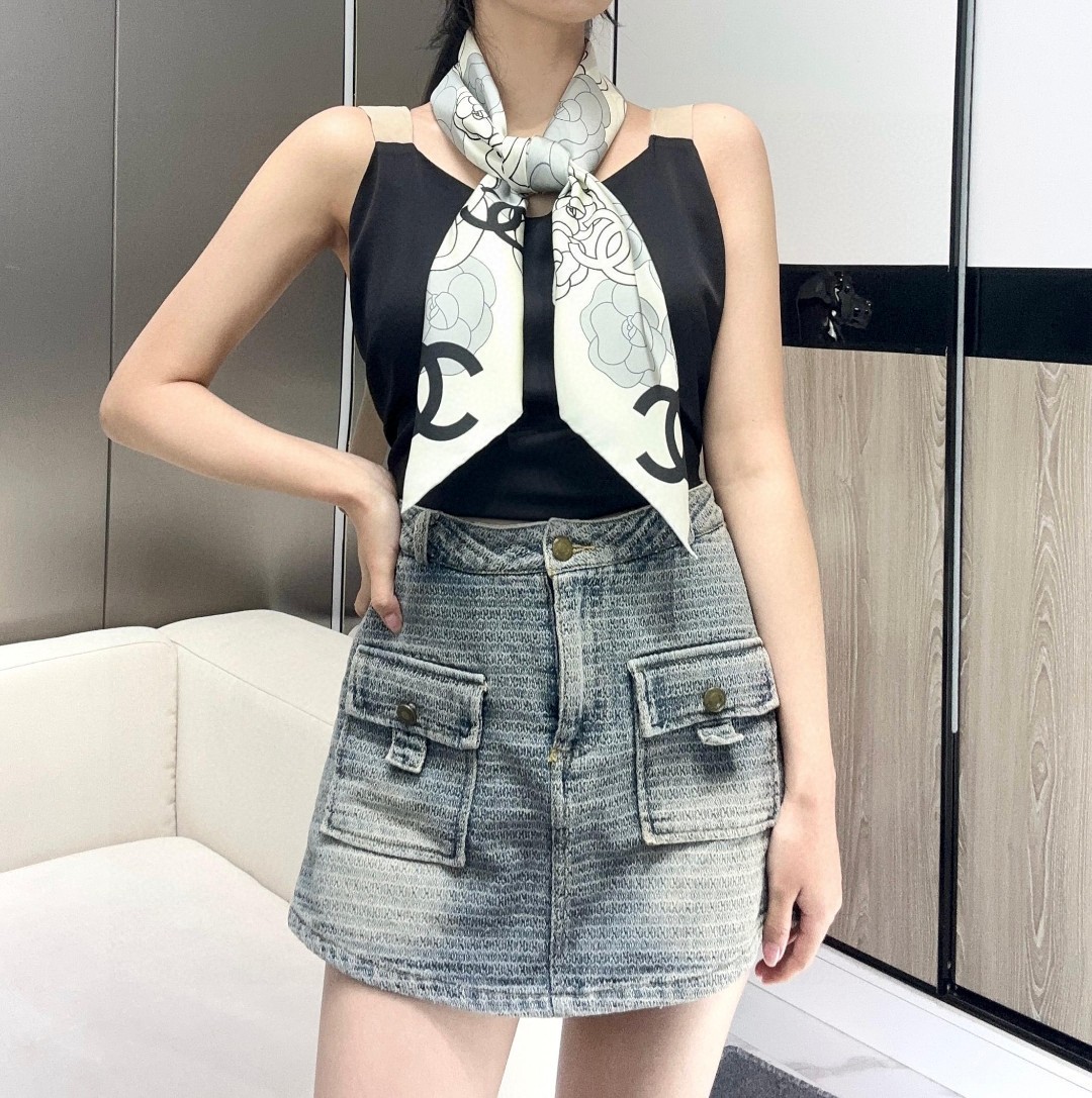  上新💞对于小香的丝巾真是难以抗拒!关键这条还这么特别，双面色，一面山茶花，另外一面经典双C。一条当两条