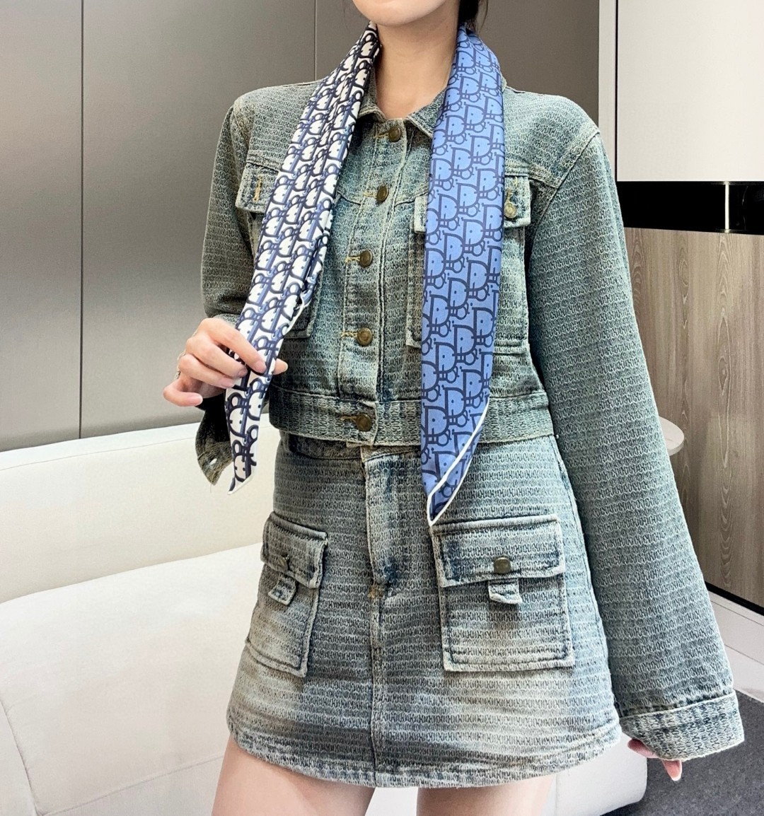 Dior 印花方巾 18mm顶级真丝双面同色印花
90 厘米海军蓝色桑蚕丝斜纹面料 Oblique