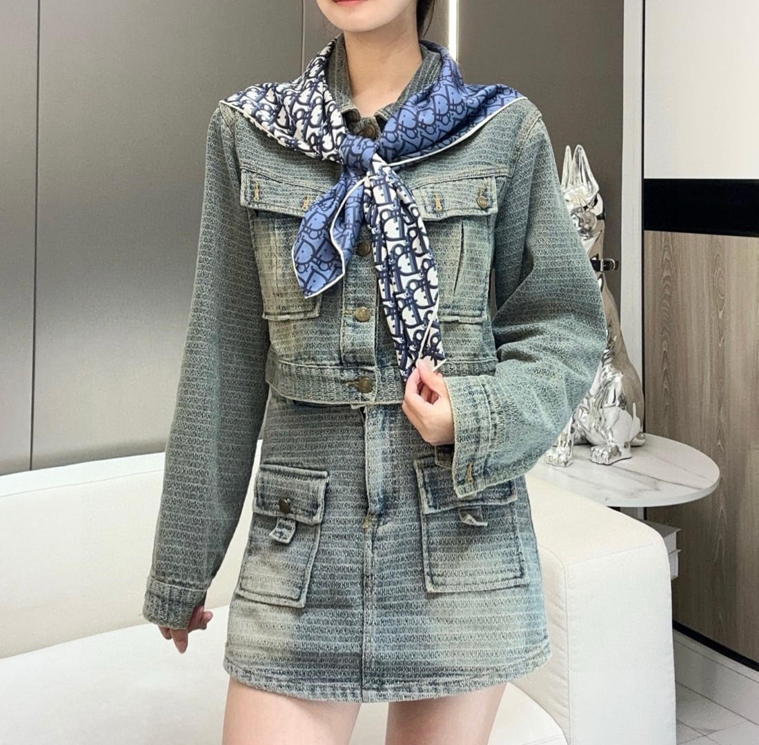 Dior 印花方巾 18mm顶级真丝双面同色印花
90 厘米海军蓝色桑蚕丝斜纹面料 Oblique