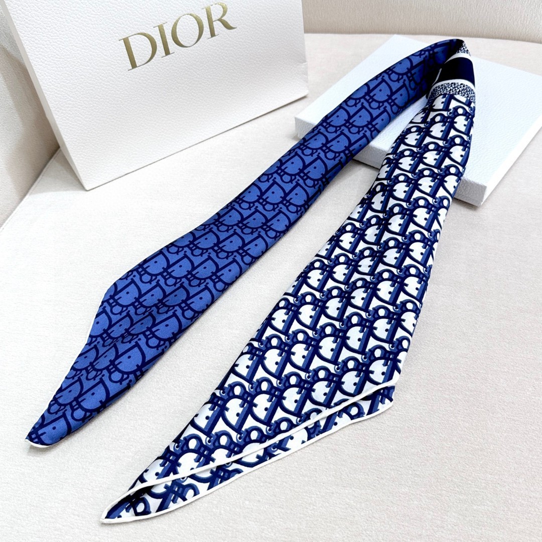 Dior 印花方巾 18mm顶级真丝双面同色印花
90 厘米海军蓝色桑蚕丝斜纹面料 Oblique
