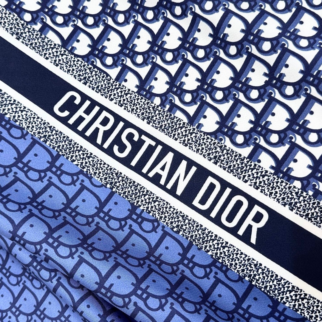 Dior 印花方巾 18mm顶级真丝双面同色印花
90 厘米海军蓝色桑蚕丝斜纹面料 Oblique