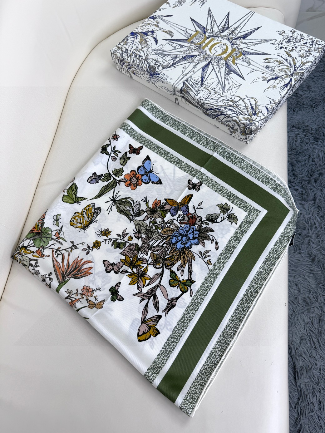  品名   墨西哥花朵
面料：真丝
尺寸：90*90
颜色： 蓝色 粉色 绿色
这款白色方巾饰以彼得罗·