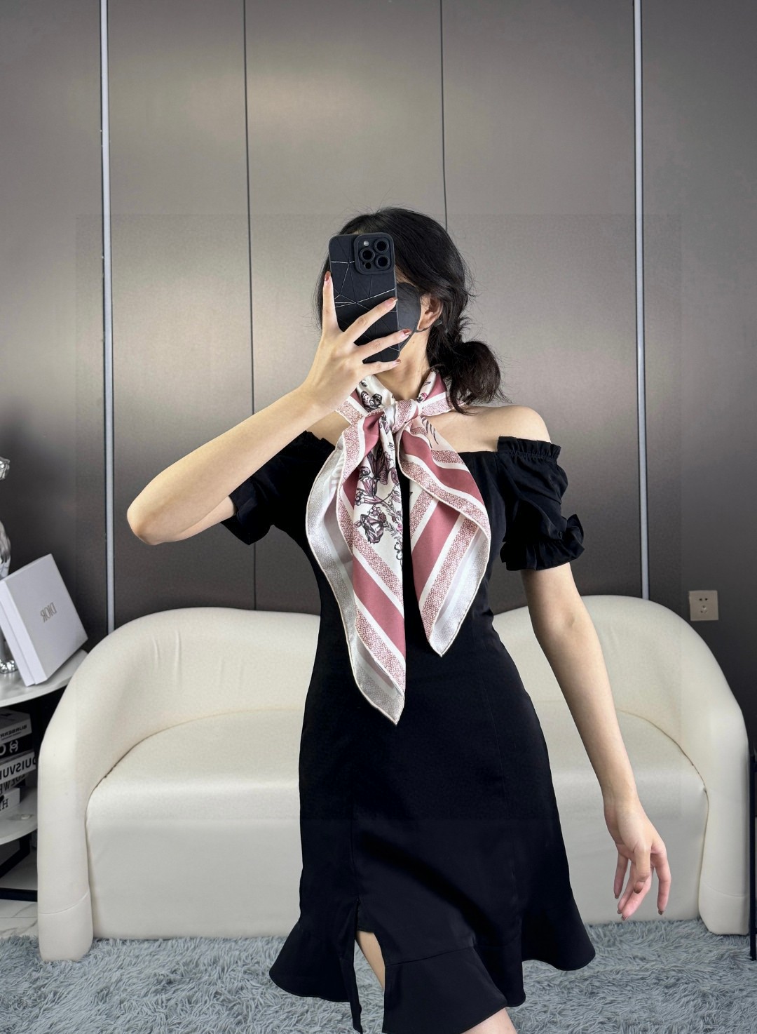  品名   墨西哥花朵
面料：真丝
尺寸：90*90
颜色： 蓝色 粉色 绿色
这款白色方巾饰以彼得罗·