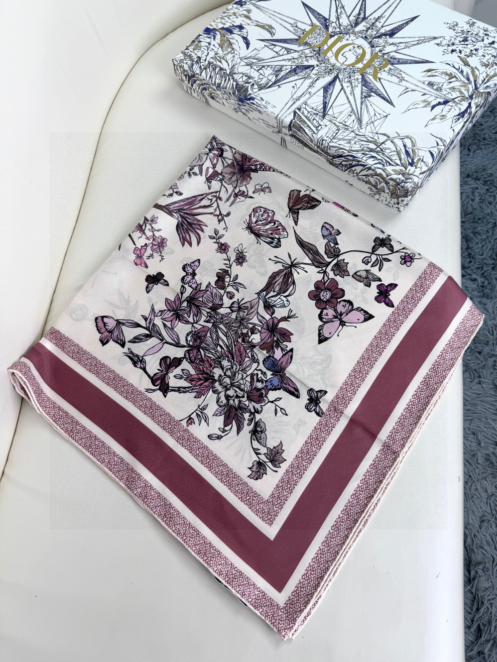  品名   墨西哥花朵
面料：真丝
尺寸：90*90
颜色： 蓝色 粉色 绿色
这款白色方巾饰以彼得罗·