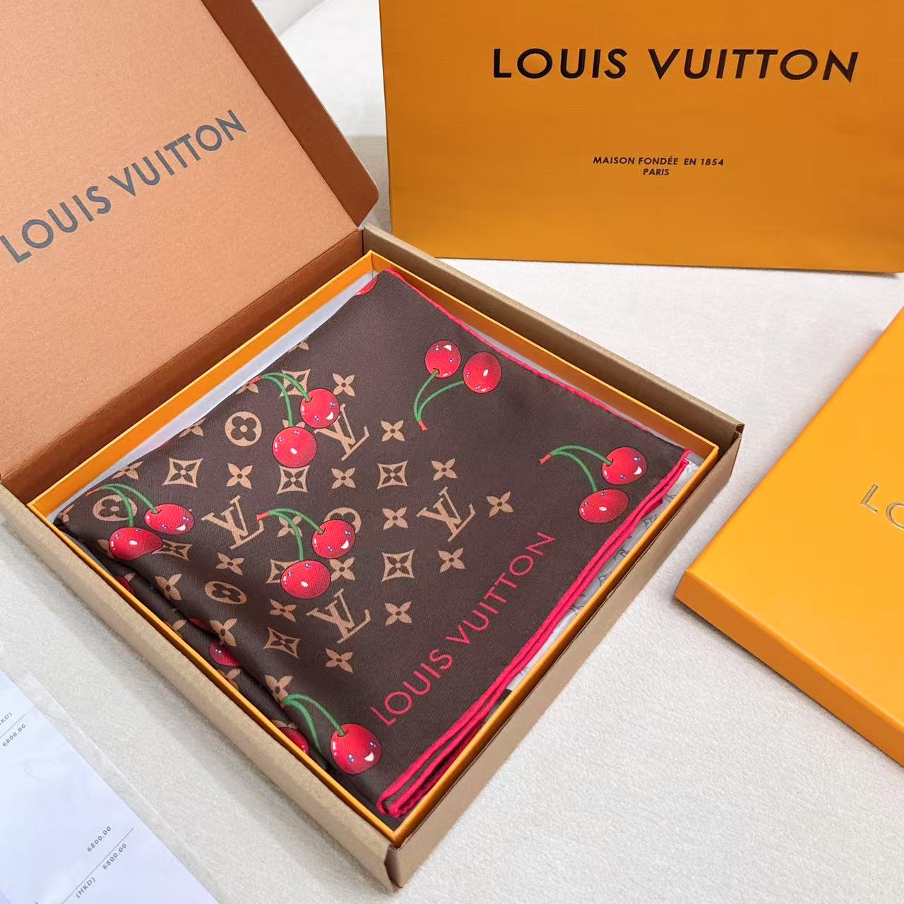     欧阳娜娜同款，专柜一条难求😂极致双面印花！
LV x TM Monogram Cerise 桑蚕