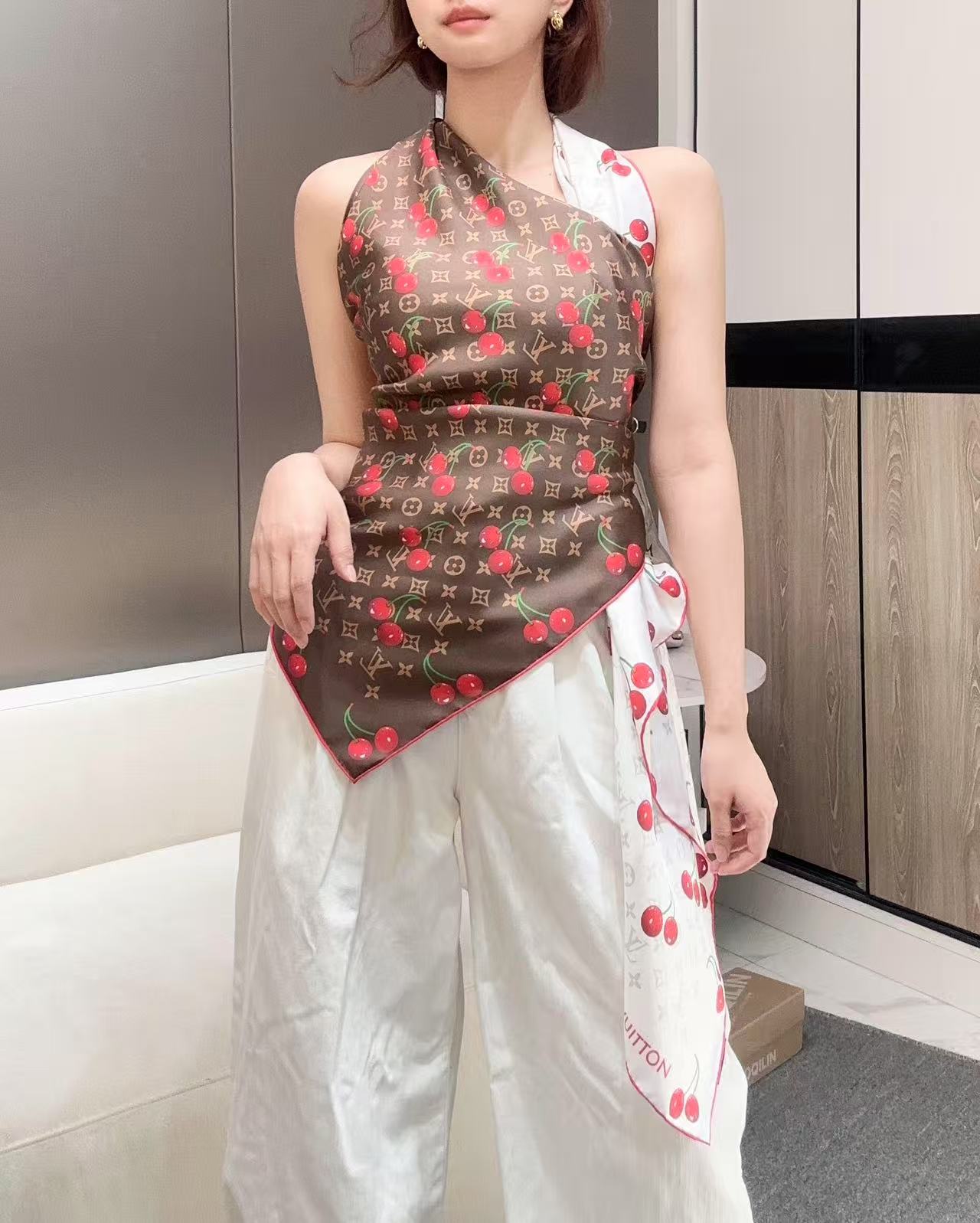     欧阳娜娜同款，专柜一条难求😂极致双面印花！
LV x TM Monogram Cerise 桑蚕