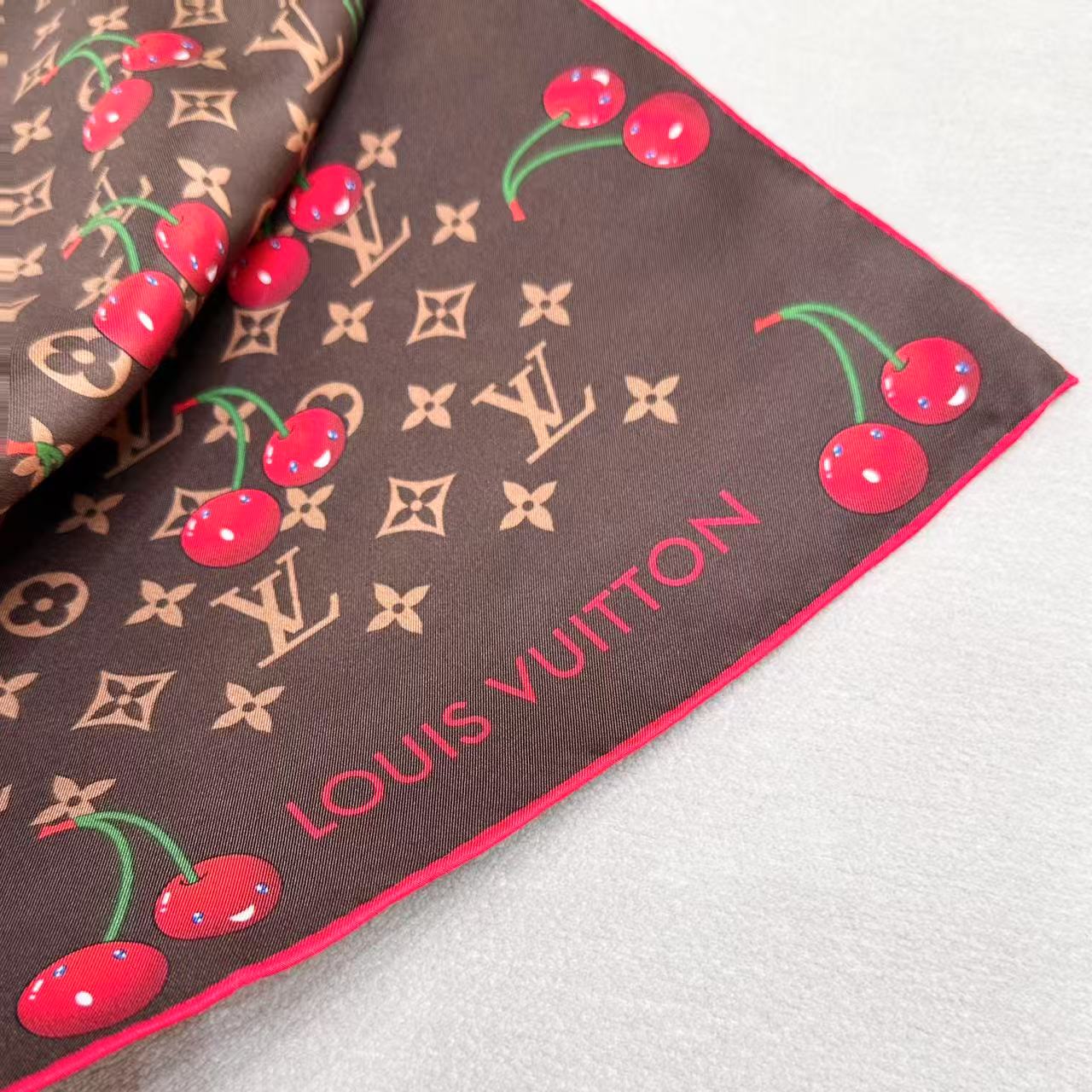     欧阳娜娜同款，专柜一条难求😂极致双面印花！
LV x TM Monogram Cerise 桑蚕