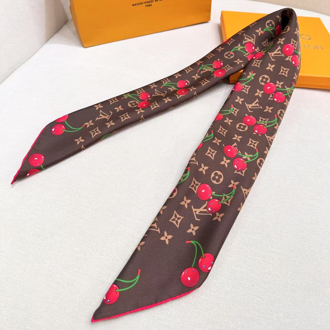     欧阳娜娜同款，专柜一条难求😂极致双面印花！
LV x TM Monogram Cerise 桑蚕