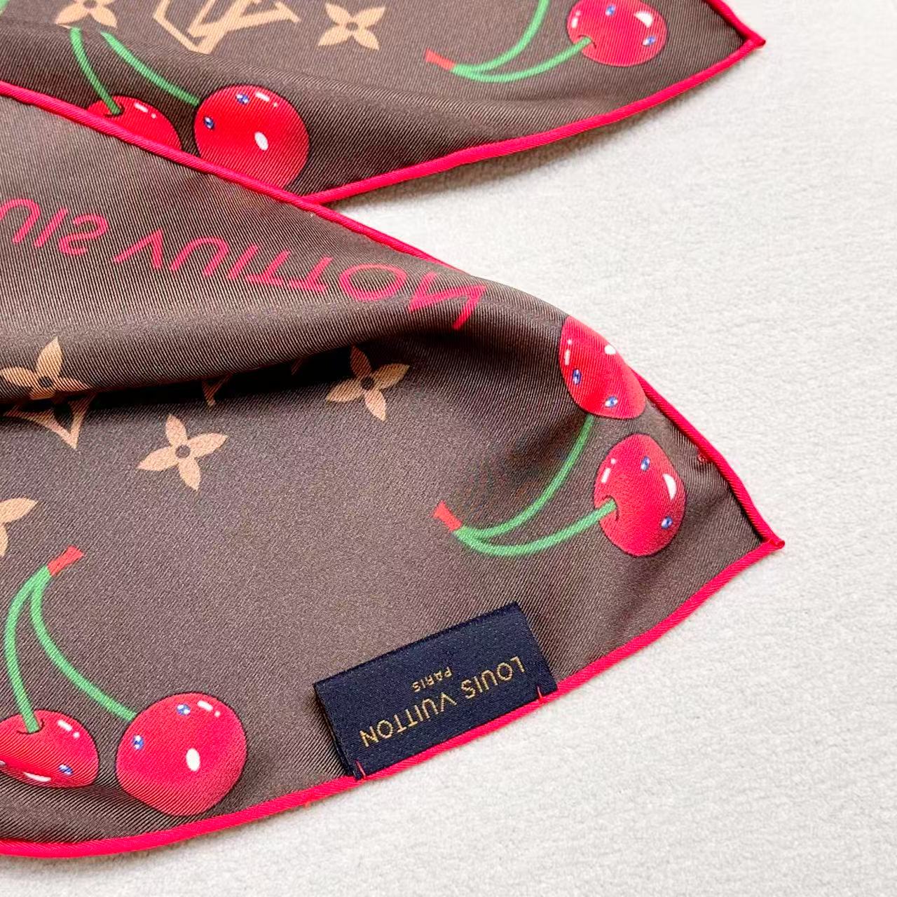     欧阳娜娜同款，专柜一条难求😂极致双面印花！
LV x TM Monogram Cerise 桑蚕