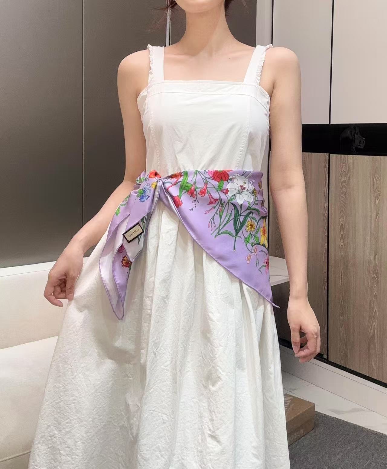   真心赞‼️G家【GG绚丽花朵提花90】暗纹提花真丝方巾，以缤纷花卉元素融合GG经典暗纹提花上，展现 