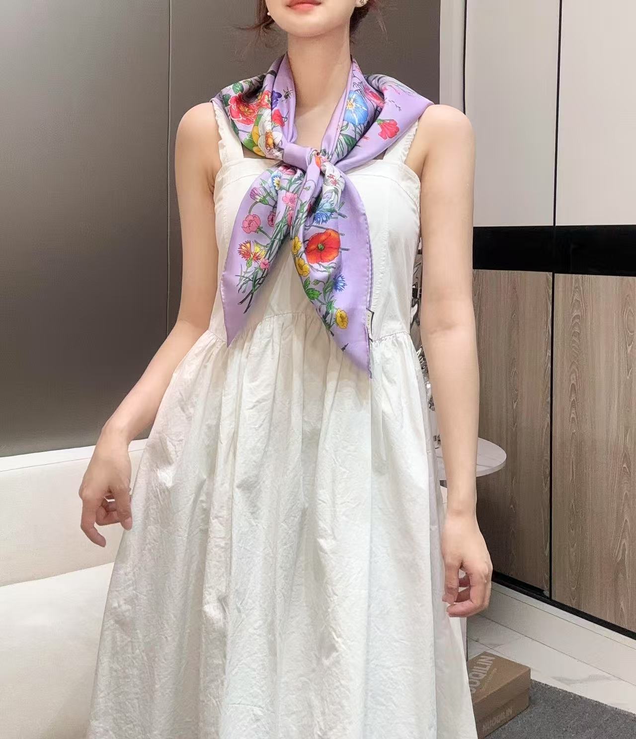   真心赞‼️G家【GG绚丽花朵提花90】暗纹提花真丝方巾，以缤纷花卉元素融合GG经典暗纹提花上，展现 