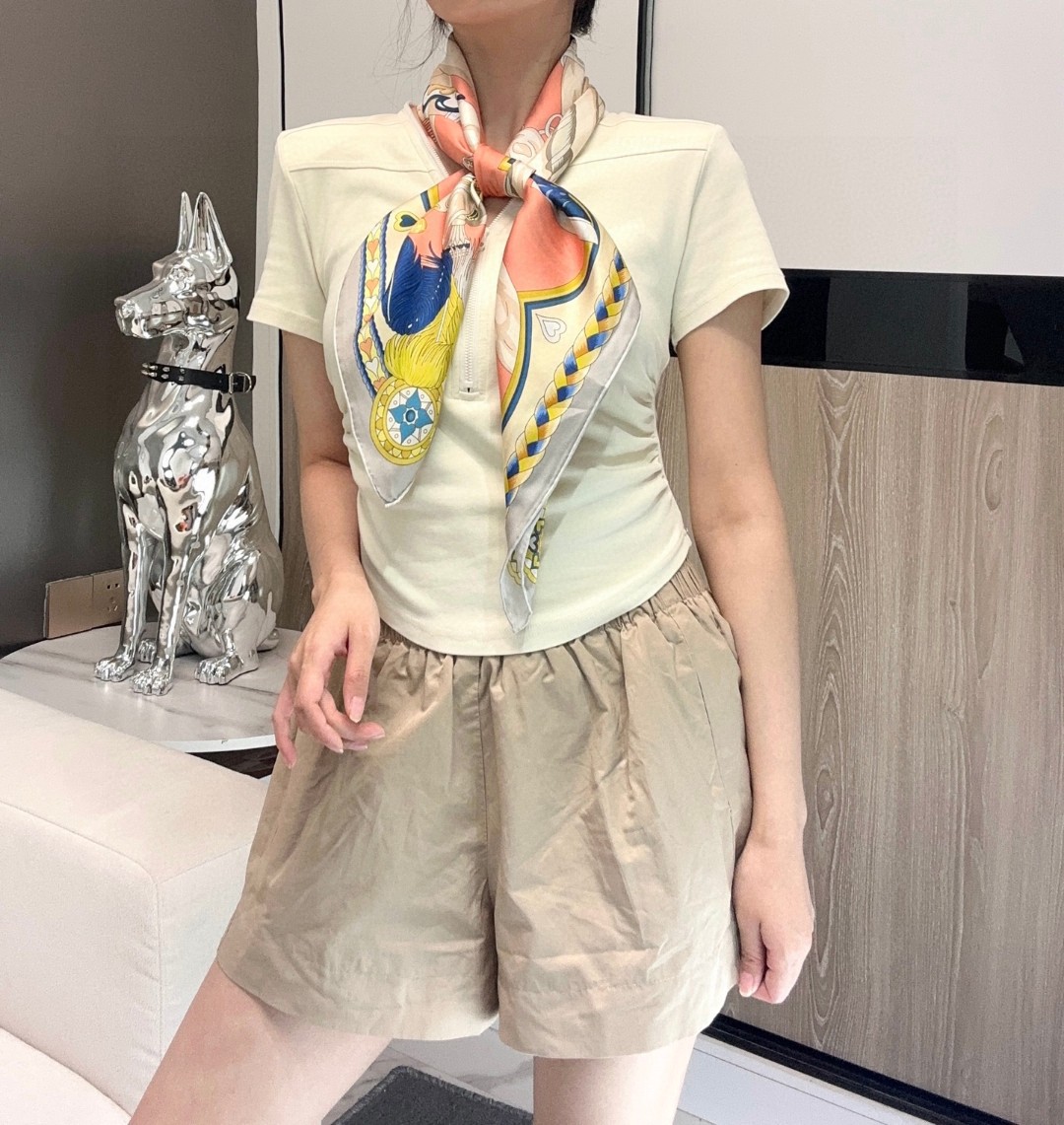 。甜蜜的鞍具”90方巾
手工卷边斜纹真丝方巾（100%桑蚕丝）。
这款爱马仕的经典单品展现强大而迷人的女