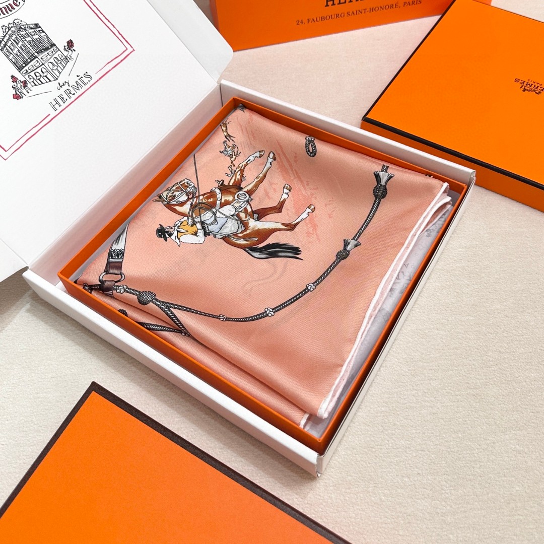  “草原风情”90方巾-hermes
手工卷边真丝方巾（100%桑蚕丝）。
这款90方巾质感轻盈，佩戴方