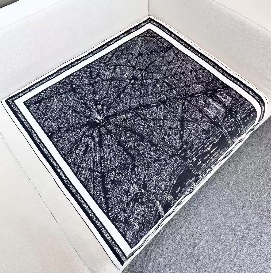   DIOR 印花方巾
90 厘米白色和黑色桑蚕丝斜纹面料 Plan de Paris 图案印花
这款方