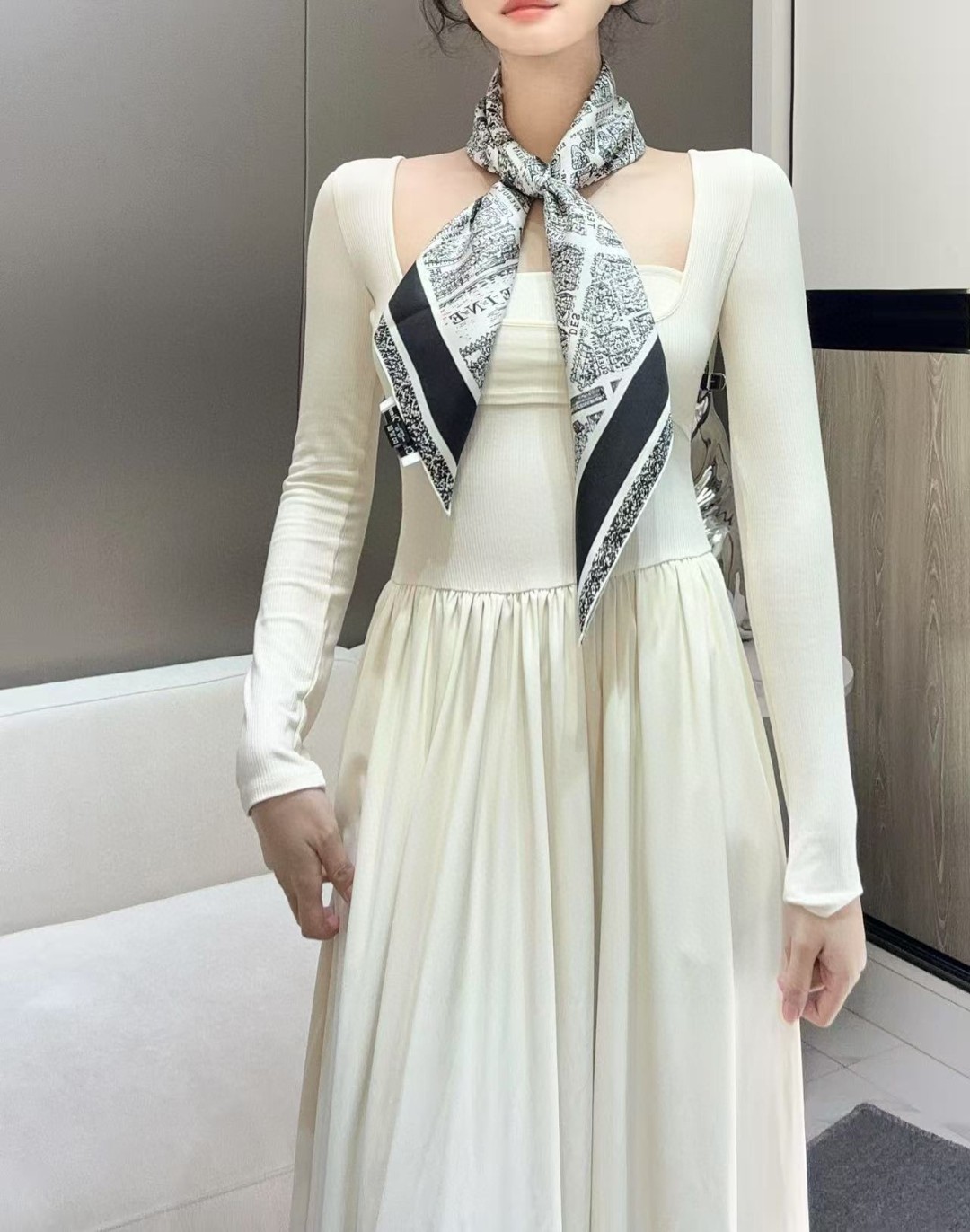   DIOR 印花方巾
90 厘米白色和黑色桑蚕丝斜纹面料 Plan de Paris 图案印花
这款方