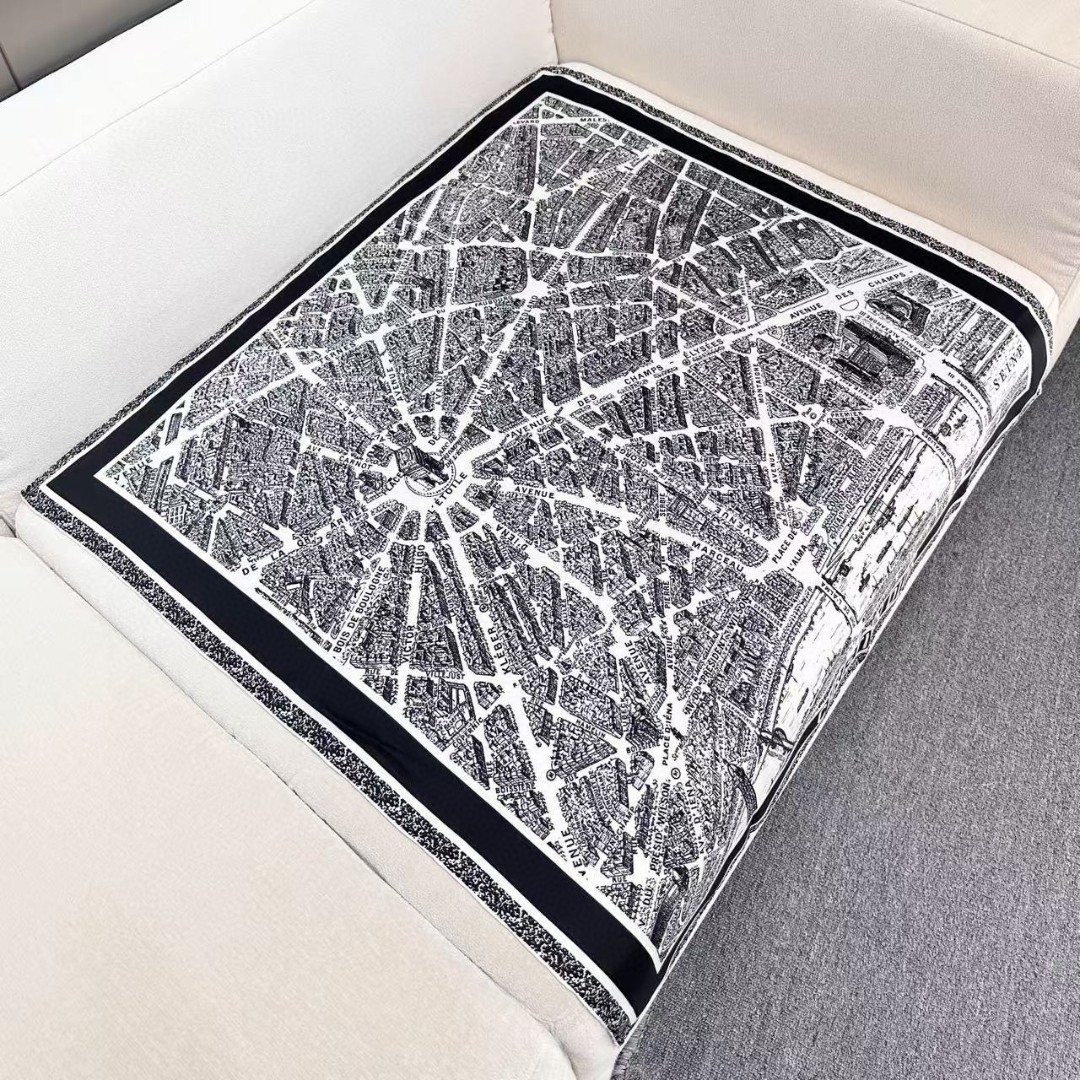   DIOR 印花方巾
90 厘米白色和黑色桑蚕丝斜纹面料 Plan de Paris 图案印花
这款方