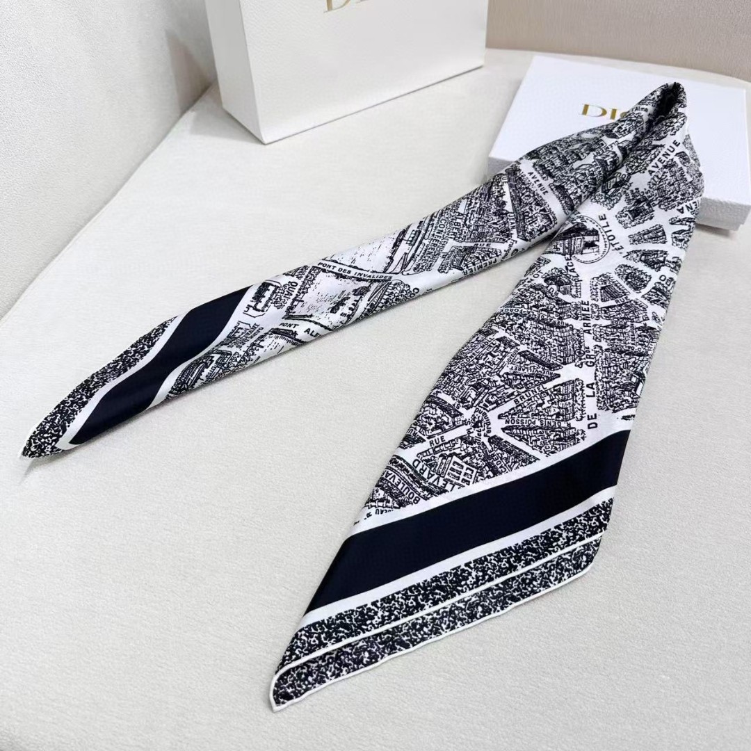   DIOR 印花方巾
90 厘米白色和黑色桑蚕丝斜纹面料 Plan de Paris 图案印花
这款方