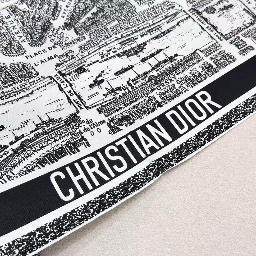   DIOR 印花方巾
90 厘米白色和黑色桑蚕丝斜纹面料 Plan de Paris 图案印花
这款方