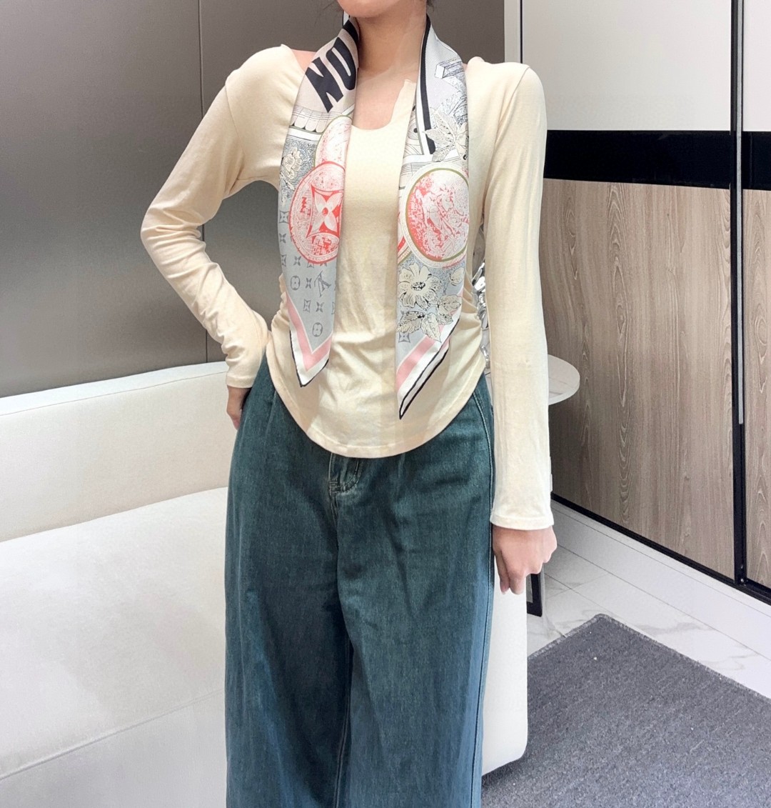 𝐋𝐨𝐮𝐢𝐬 𝐕𝐮𝐢𝐭𝐭𝐨𝐧 • 𝟐𝟓ꫛꫀꪝ《复古海报》Size：90x90cm 100%斜纹真丝 18m