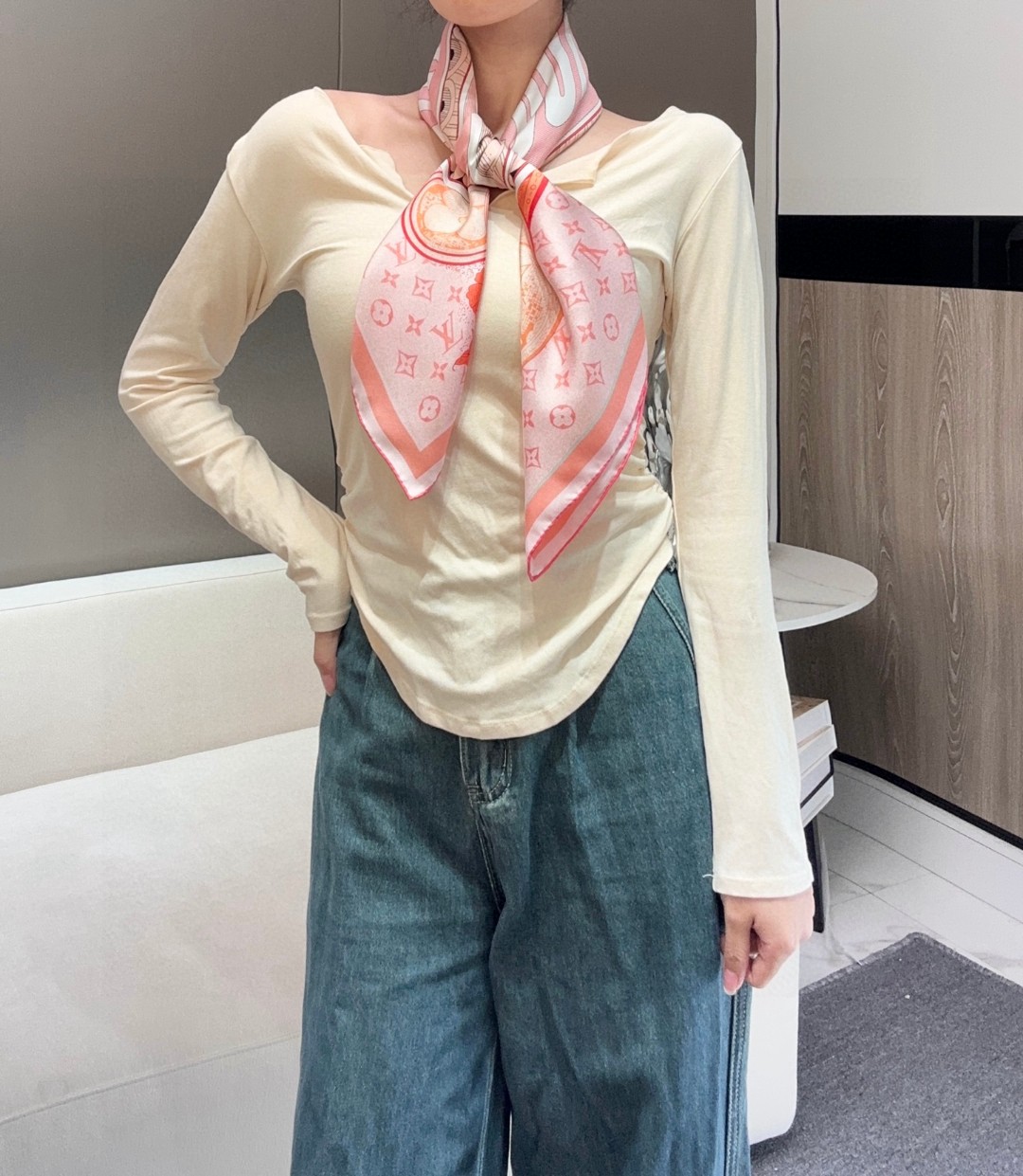 𝐋𝐨𝐮𝐢𝐬 𝐕𝐮𝐢𝐭𝐭𝐨𝐧 • 𝟐𝟓ꫛꫀꪝ《复古海报》Size：90x90cm 100%斜纹真丝 18m