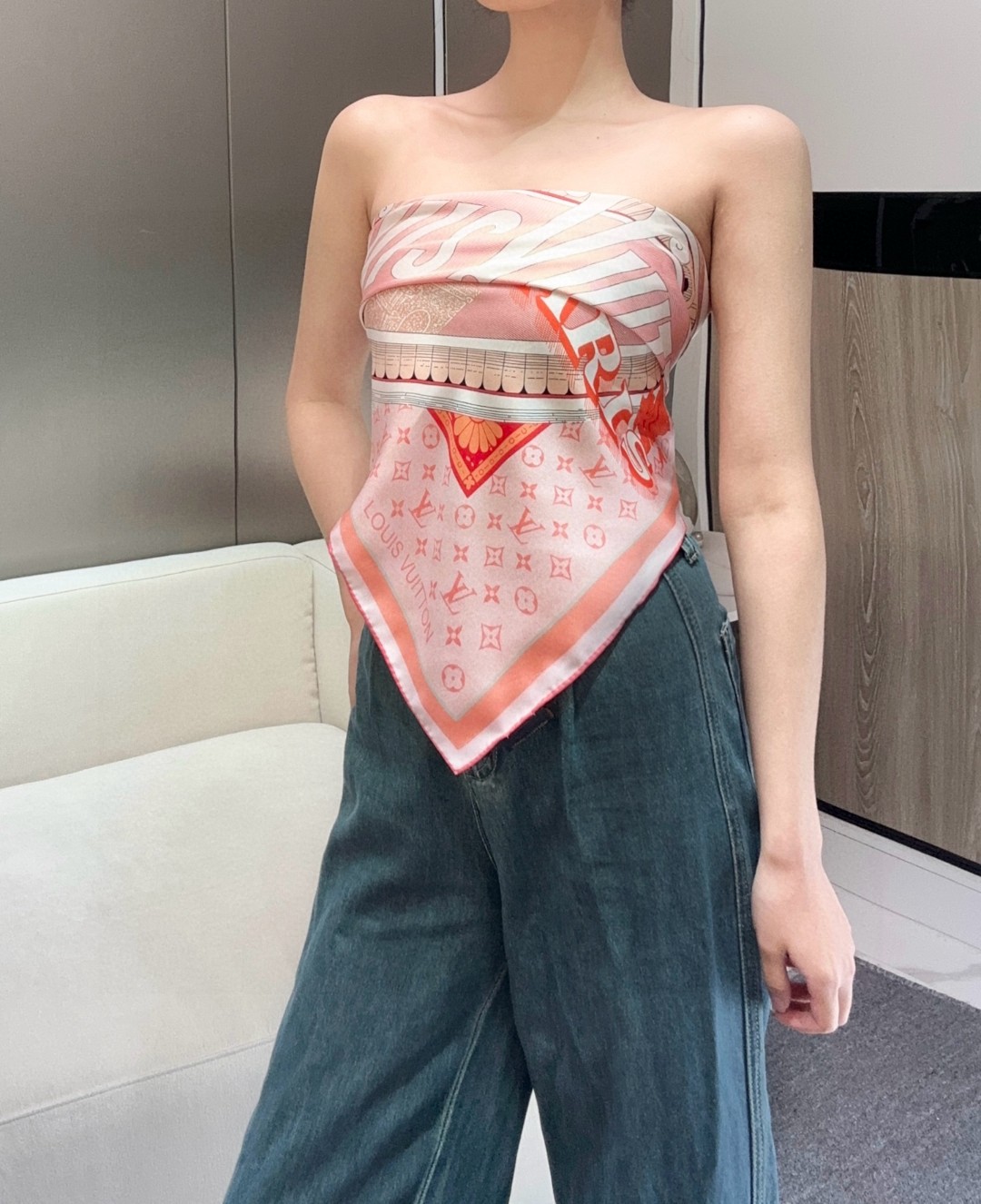 𝐋𝐨𝐮𝐢𝐬 𝐕𝐮𝐢𝐭𝐭𝐨𝐧 • 𝟐𝟓ꫛꫀꪝ《复古海报》Size：90x90cm 100%斜纹真丝 18m