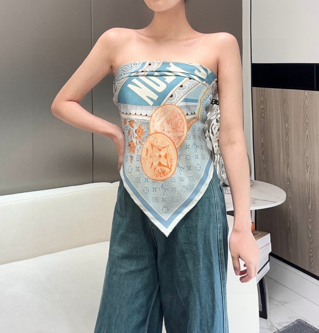   𝐋𝐨𝐮𝐢𝐬 𝐕𝐮𝐢𝐭𝐭𝐨𝐧 • 𝟐𝟓ꫛꫀꪝ《复古海报》
Size：90x90cm 100%斜纹真丝 