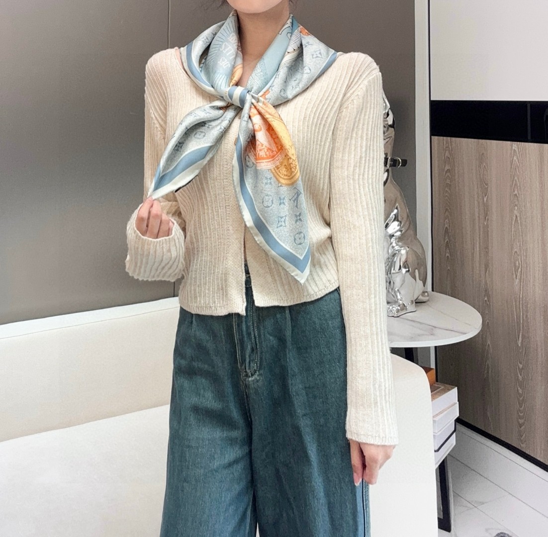   𝐋𝐨𝐮𝐢𝐬 𝐕𝐮𝐢𝐭𝐭𝐨𝐧 • 𝟐𝟓ꫛꫀꪝ《复古海报》
Size：90x90cm 100%斜纹真丝 