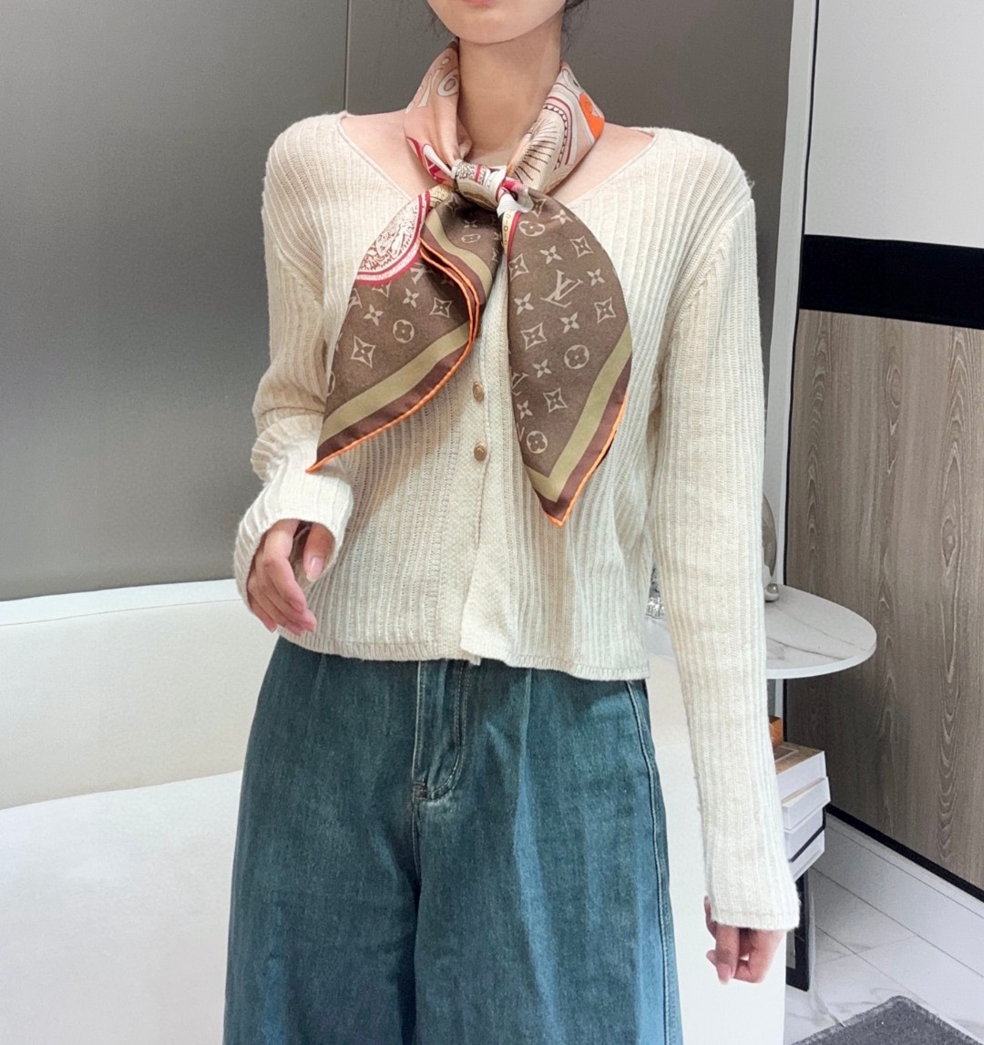 𝐋𝐨𝐮𝐢𝐬 𝐕𝐮𝐢𝐭𝐭𝐨𝐧 • 𝟐𝟓ꫛꫀꪝ《复古海报》Size：90x90cm 100%斜纹真丝 18m