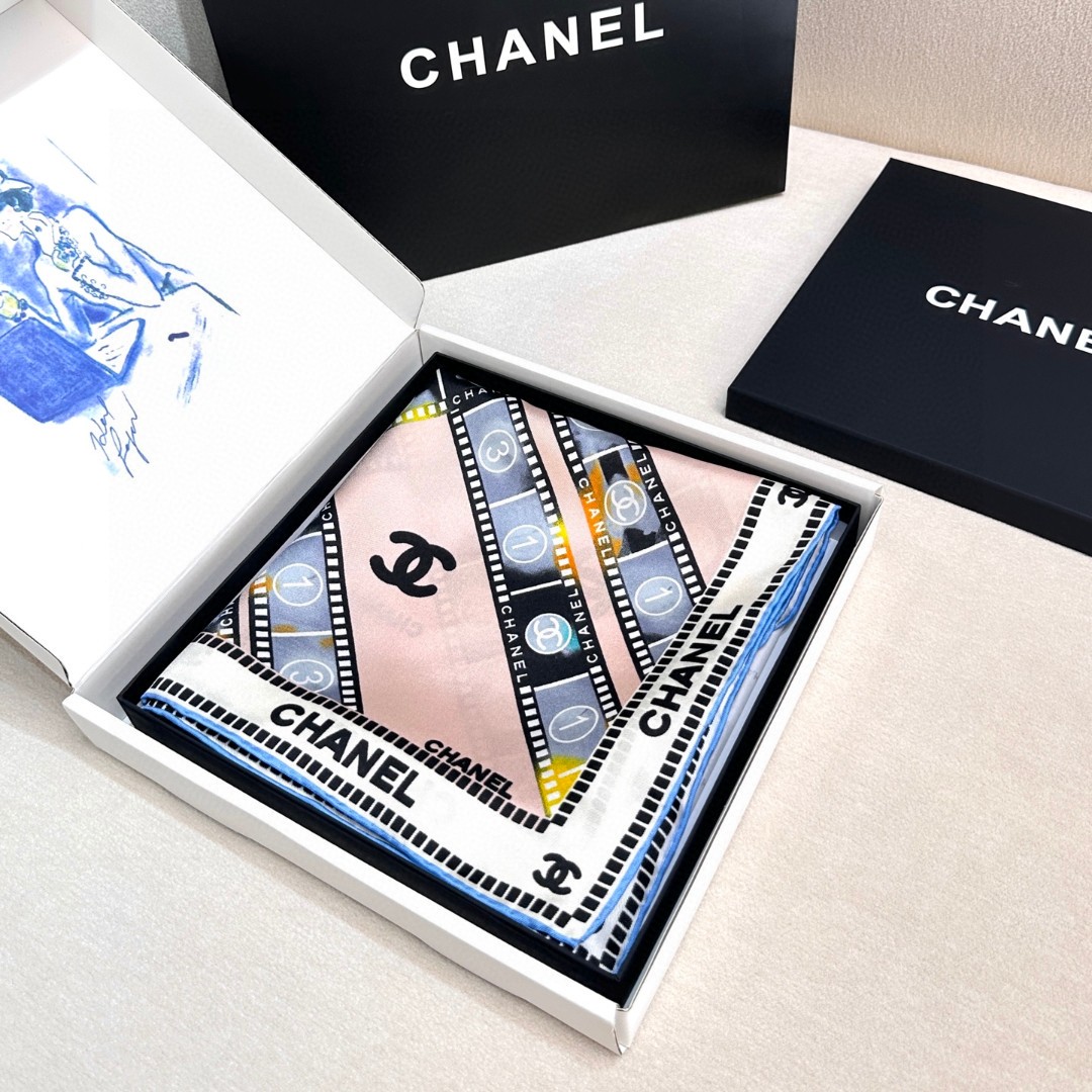 强推～可当抹胸穿的Chanel丝巾
【18mm顶级真丝双面同色丝巾】

复古胶片图案的设计风格
真的超级