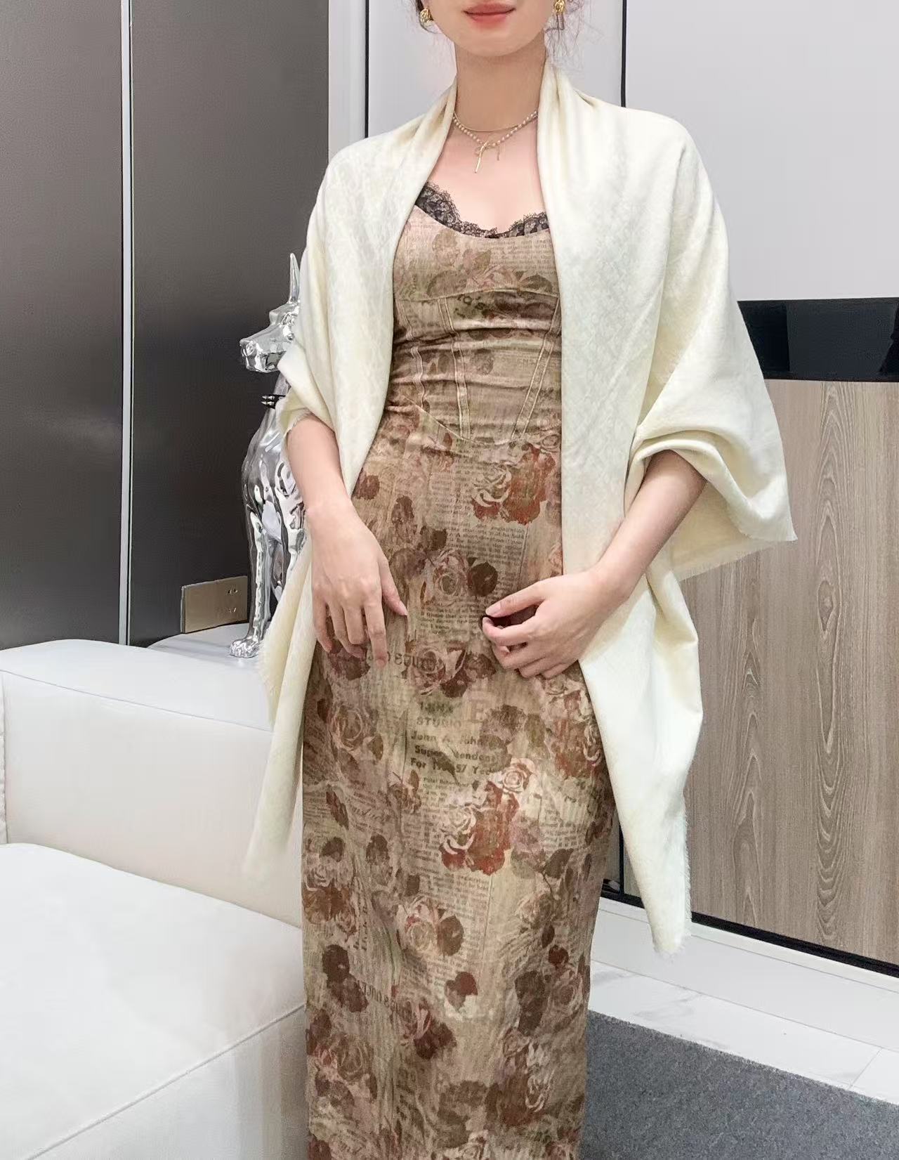   迪奥爆款到货‼️【银线字母方巾140】原版11定制👑，质感精细风格成熟的围巾是众多造型的理想搭配，由