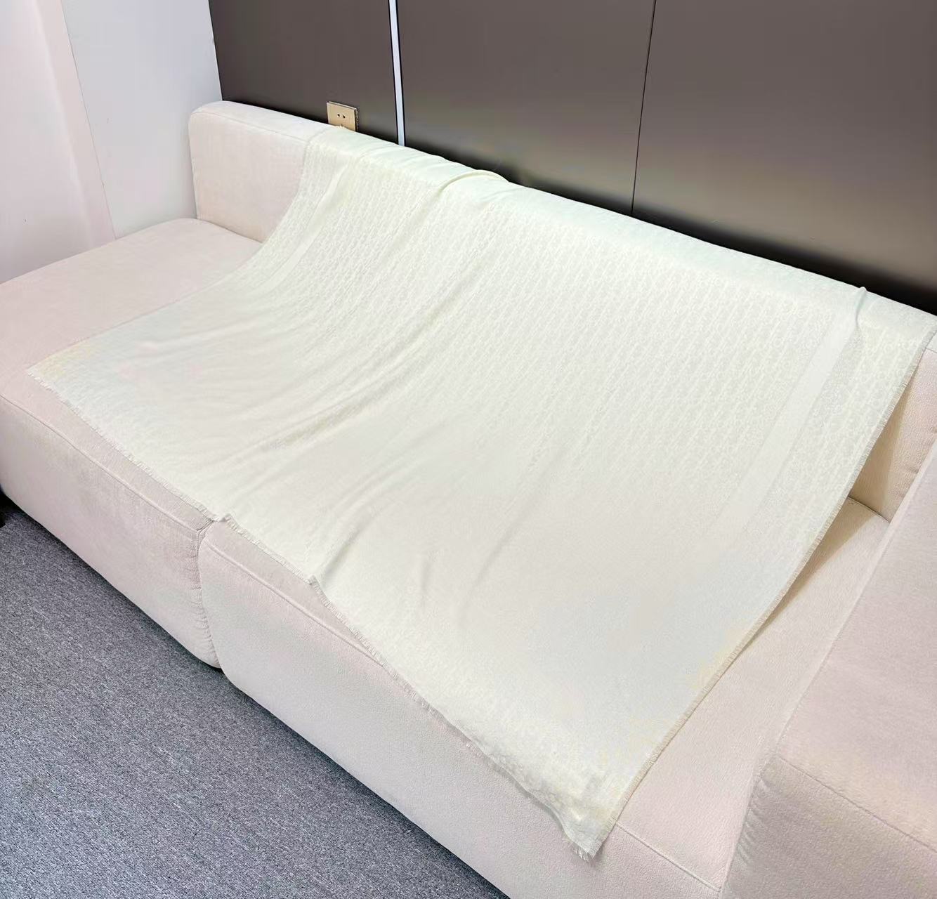   迪奥爆款到货‼️【银线字母方巾140】原版11定制👑，质感精细风格成熟的围巾是众多造型的理想搭配，由