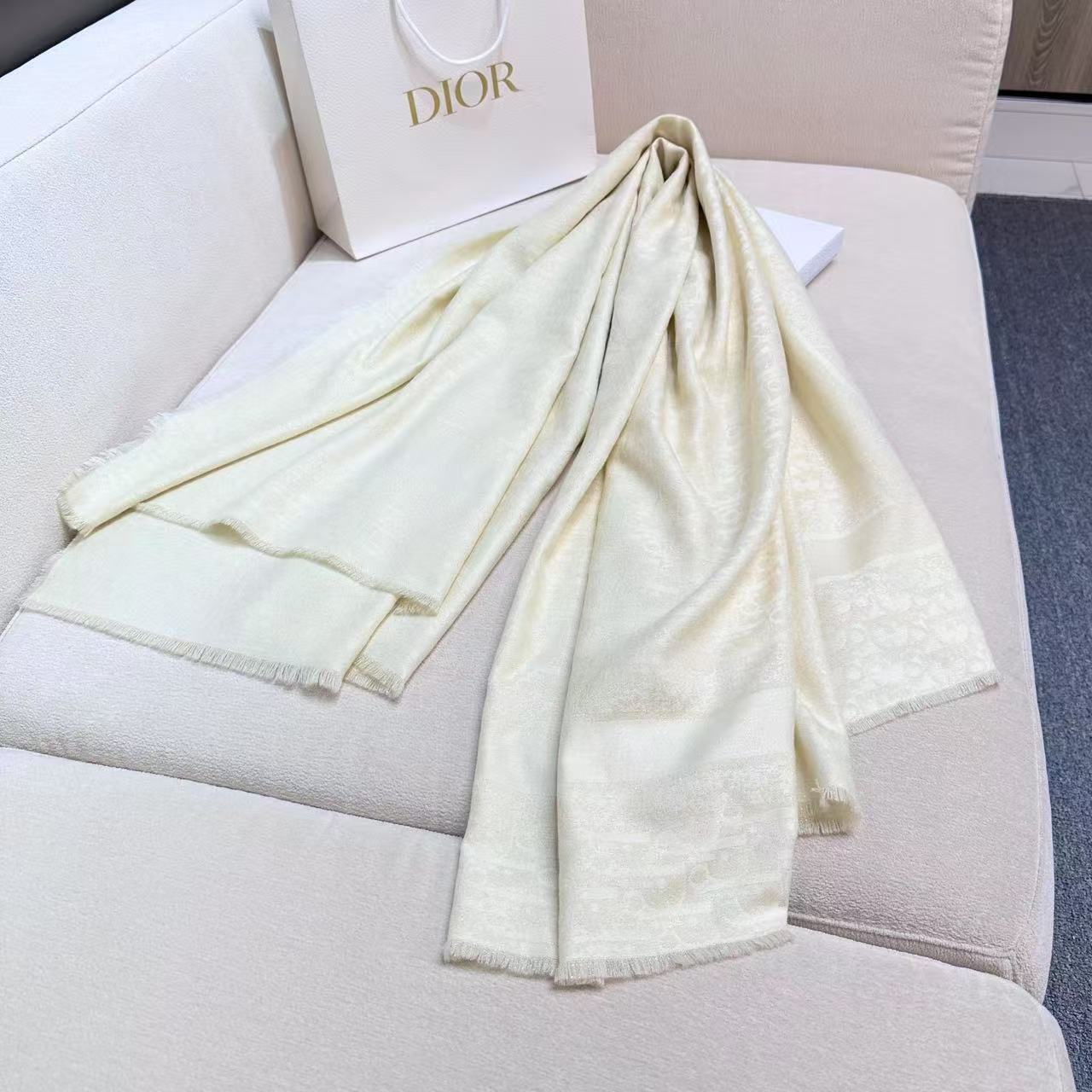   迪奥爆款到货‼️【银线字母方巾140】原版11定制👑，质感精细风格成熟的围巾是众多造型的理想搭配，由