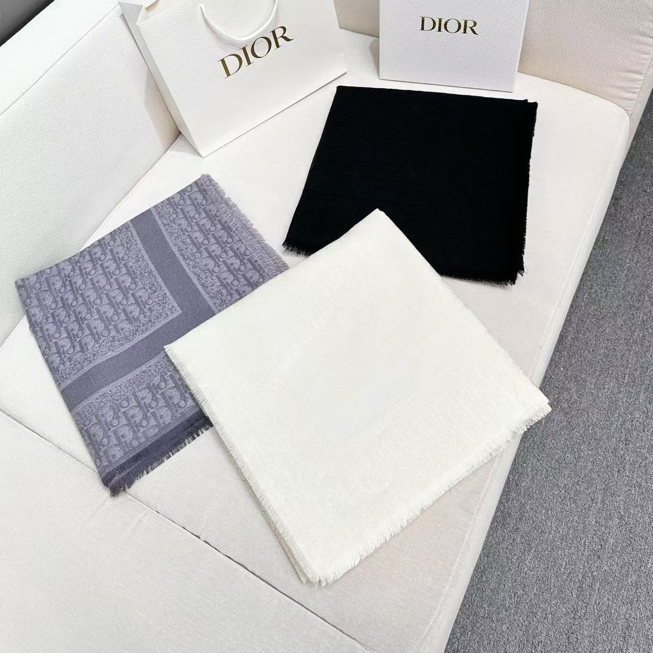   迪奥爆款到货‼️【银线字母方巾140】原版11定制👑，质感精细风格成熟的围巾是众多造型的理想搭配，由
