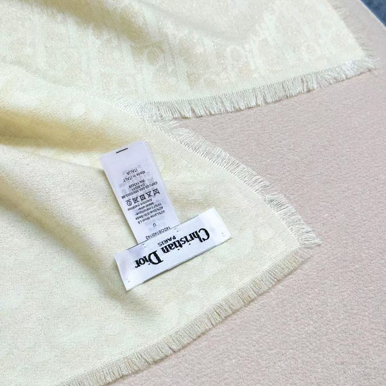   迪奥爆款到货‼️【银线字母方巾140】原版11定制👑，质感精细风格成熟的围巾是众多造型的理想搭配，由