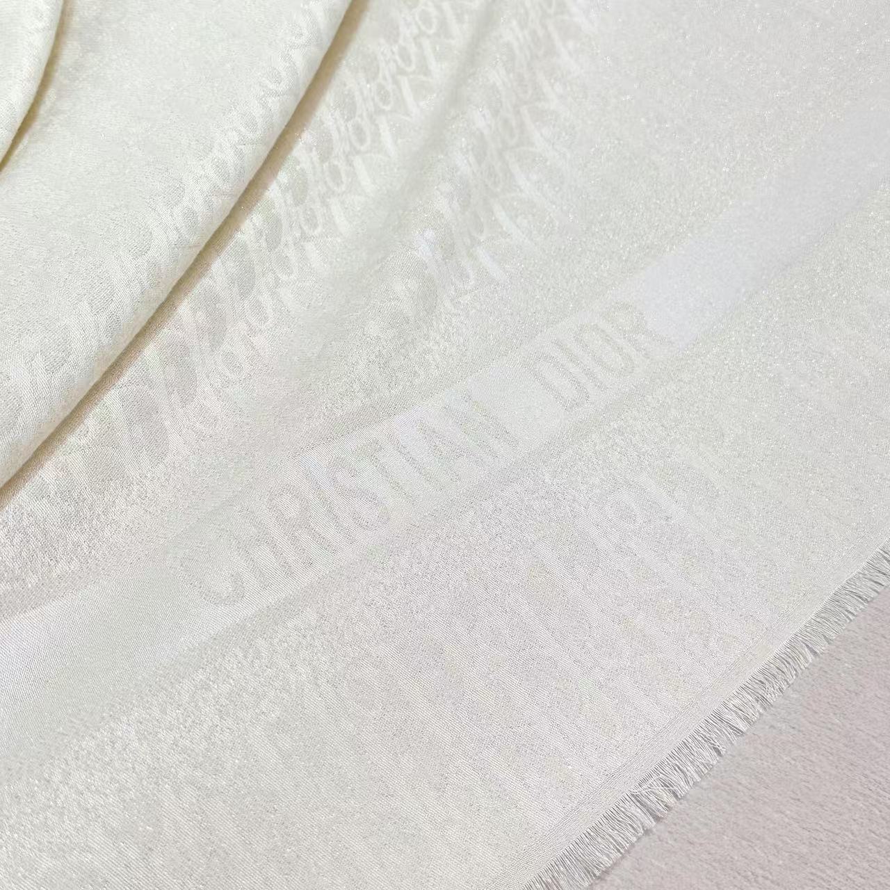   迪奥爆款到货‼️【银线字母方巾140】原版11定制👑，质感精细风格成熟的围巾是众多造型的理想搭配，由