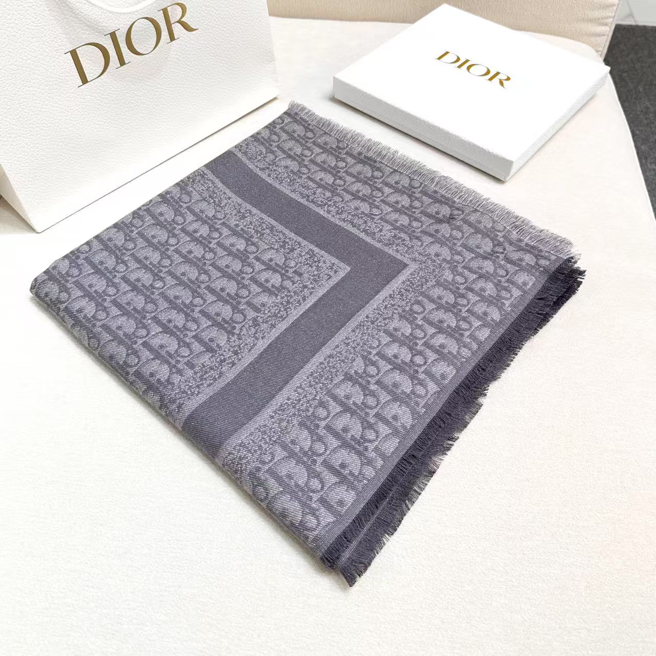   迪奥爆款到货‼️【银线字母方巾140】原版11定制👑，质感精细风格成熟的围巾是众多造型的理想搭配，由