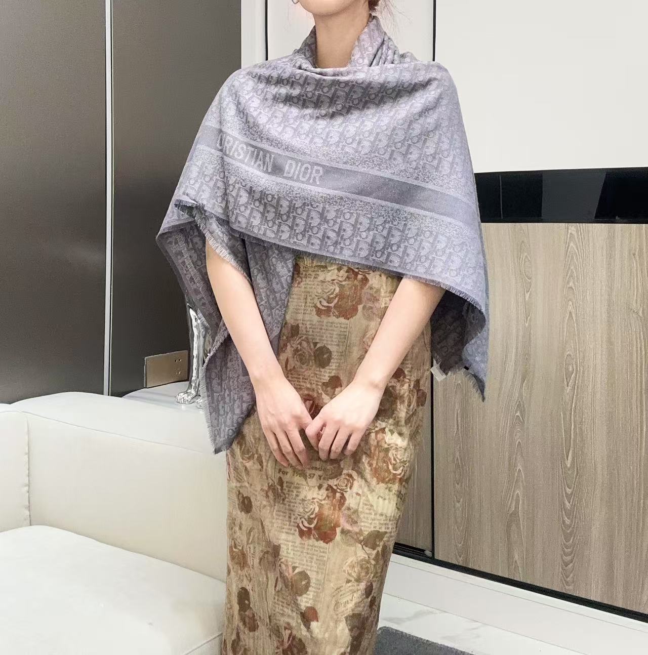   迪奥爆款到货‼️【银线字母方巾140】原版11定制👑，质感精细风格成熟的围巾是众多造型的理想搭配，由