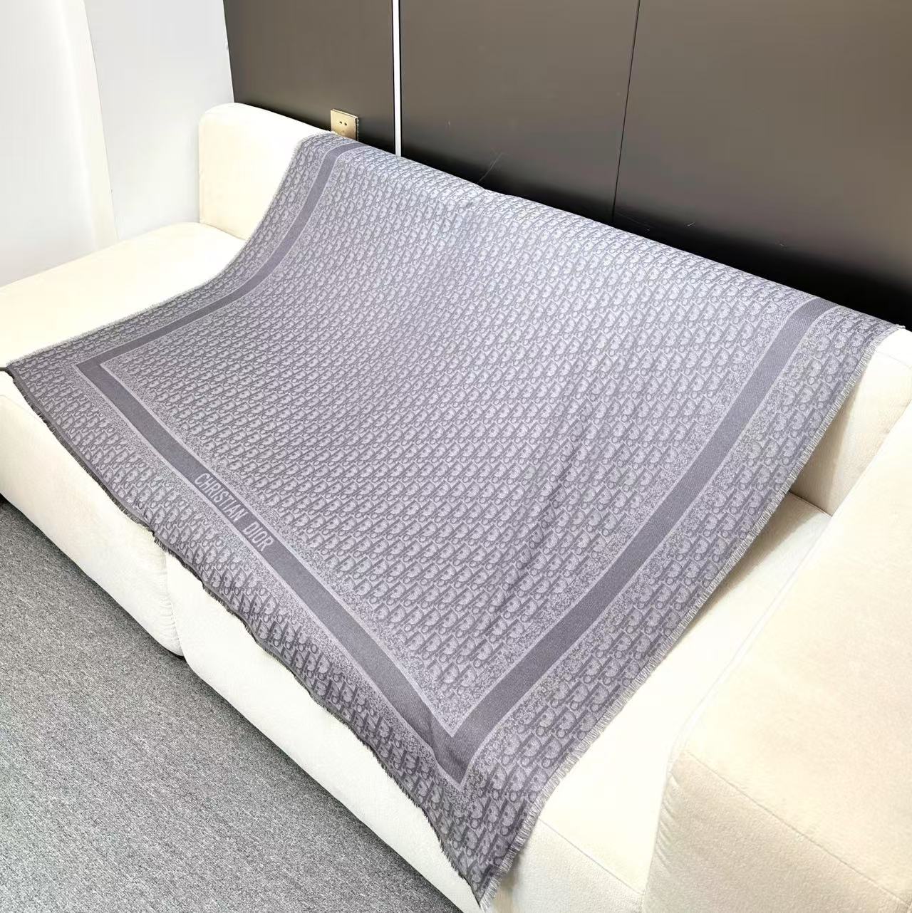   迪奥爆款到货‼️【银线字母方巾140】原版11定制👑，质感精细风格成熟的围巾是众多造型的理想搭配，由