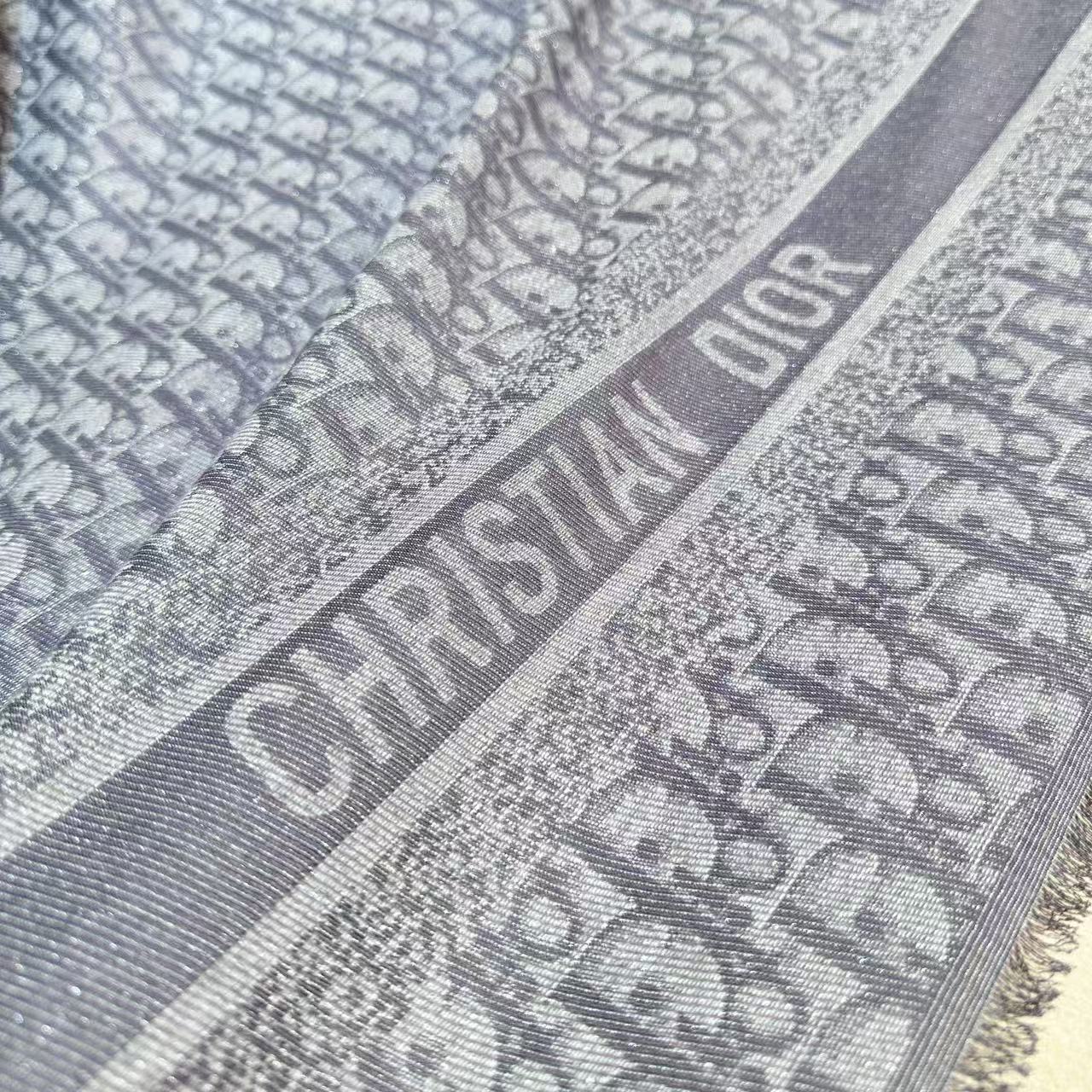   迪奥爆款到货‼️【银线字母方巾140】原版11定制👑，质感精细风格成熟的围巾是众多造型的理想搭配，由