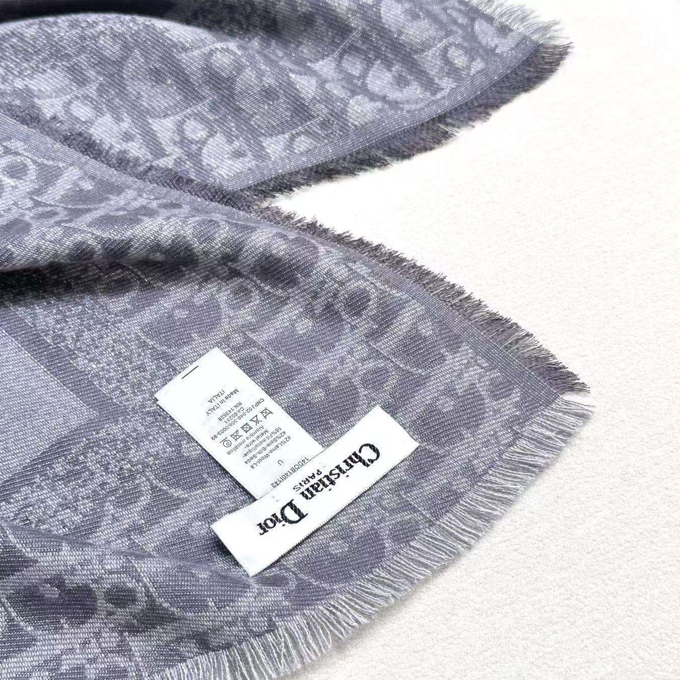   迪奥爆款到货‼️【银线字母方巾140】原版11定制👑，质感精细风格成熟的围巾是众多造型的理想搭配，由