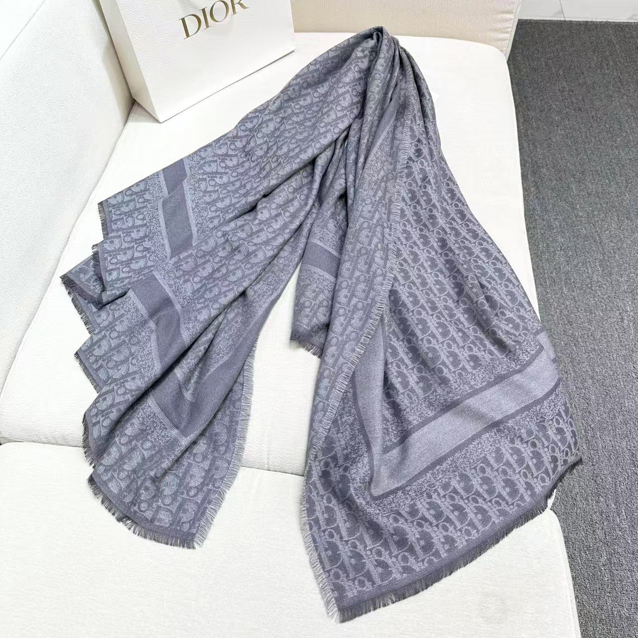   迪奥爆款到货‼️【银线字母方巾140】原版11定制👑，质感精细风格成熟的围巾是众多造型的理想搭配，由