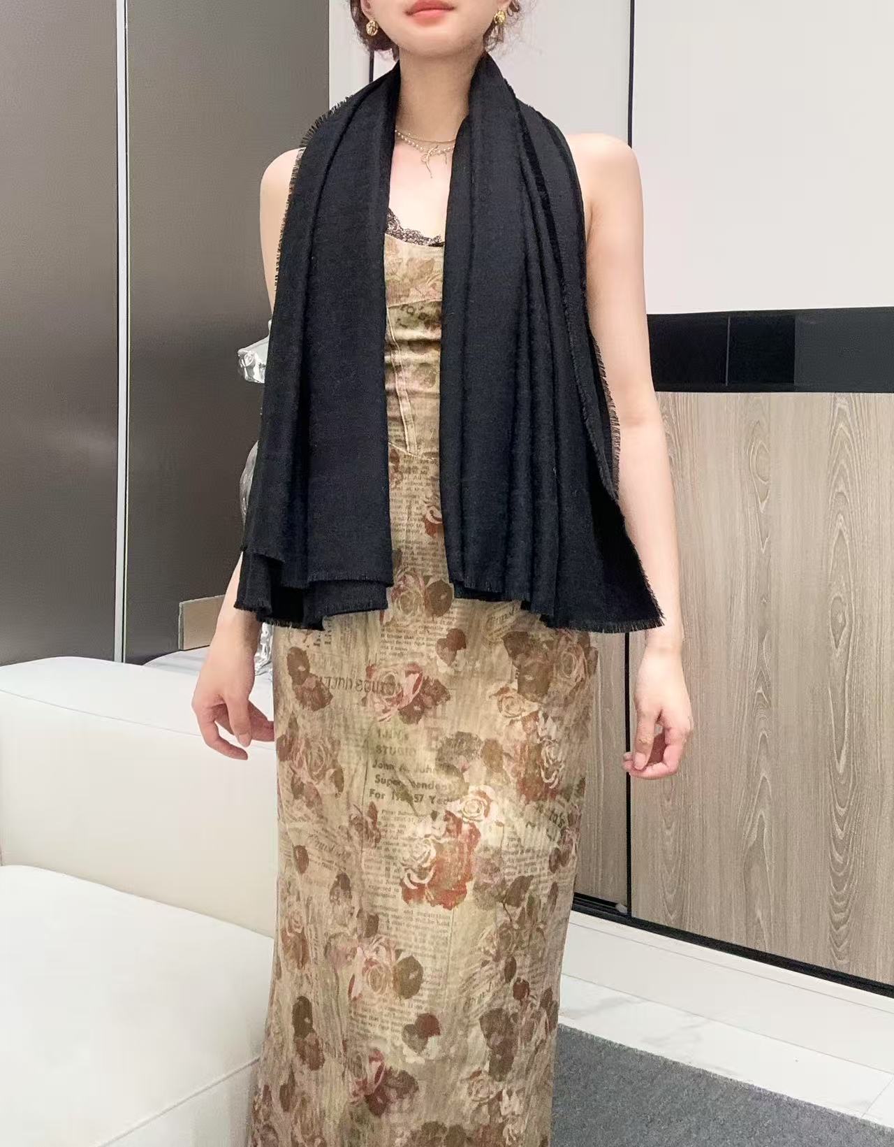   迪奥爆款到货‼️【银线字母方巾140】原版11定制👑，质感精细风格成熟的围巾是众多造型的理想搭配，由