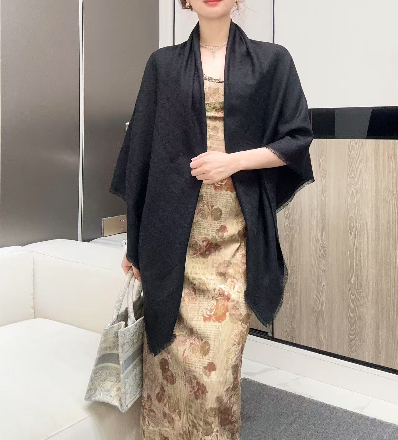   迪奥爆款到货‼️【银线字母方巾140】原版11定制👑，质感精细风格成熟的围巾是众多造型的理想搭配，由