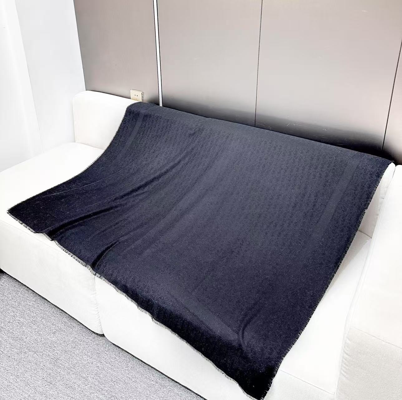   迪奥爆款到货‼️【银线字母方巾140】原版11定制👑，质感精细风格成熟的围巾是众多造型的理想搭配，由