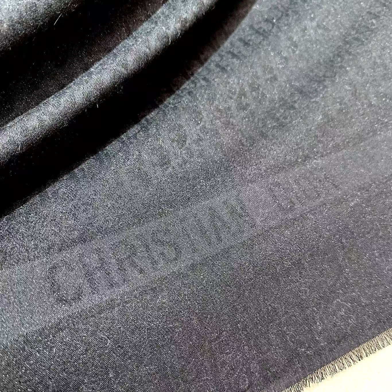   迪奥爆款到货‼️【银线字母方巾140】原版11定制👑，质感精细风格成熟的围巾是众多造型的理想搭配，由