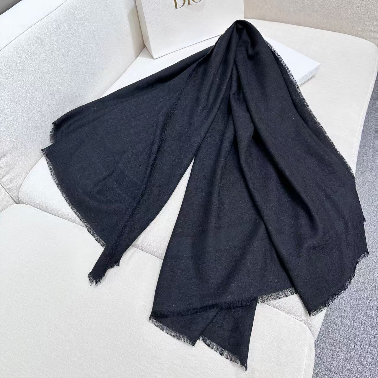   迪奥爆款到货‼️【银线字母方巾140】原版11定制👑，质感精细风格成熟的围巾是众多造型的理想搭配，由