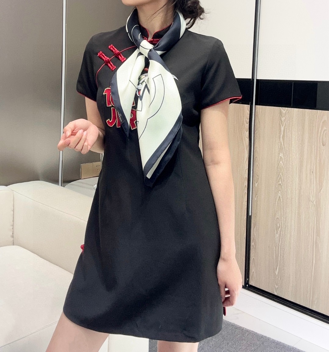   Chanel 25s上新💘💘💘
【18mm顶级真丝双面同色90方巾】
25s春夏方巾设计真的好有突破