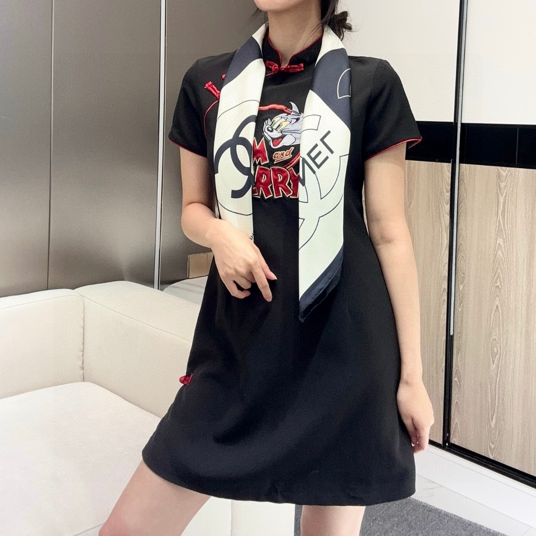   Chanel 25s上新💘💘💘
【18mm顶级真丝双面同色90方巾】
25s春夏方巾设计真的好有突破
