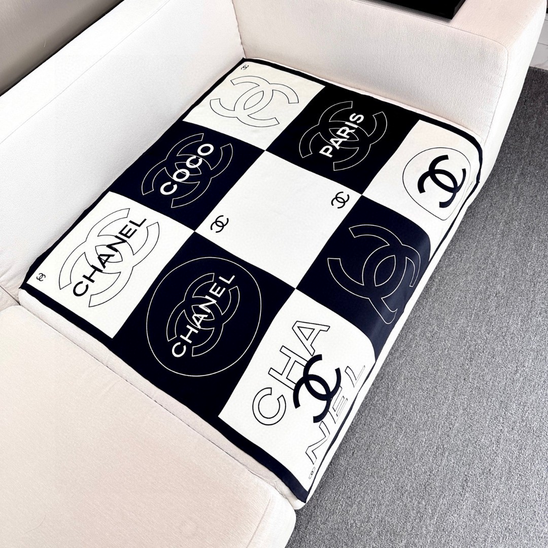   Chanel 25s上新💘💘💘
【18mm顶级真丝双面同色90方巾】
25s春夏方巾设计真的好有突破